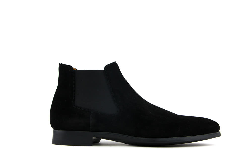Timeless Black Elegance: Magnanni Chelsea Boots