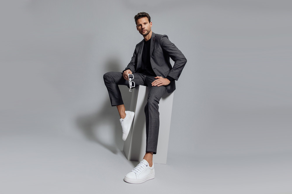 Witte sneakers onder heren pak – Mag dat nog?