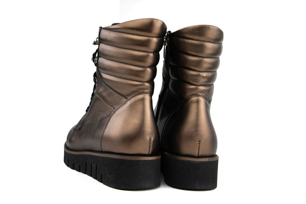 Footnotes Footnotes Veterboot Christa Bronze