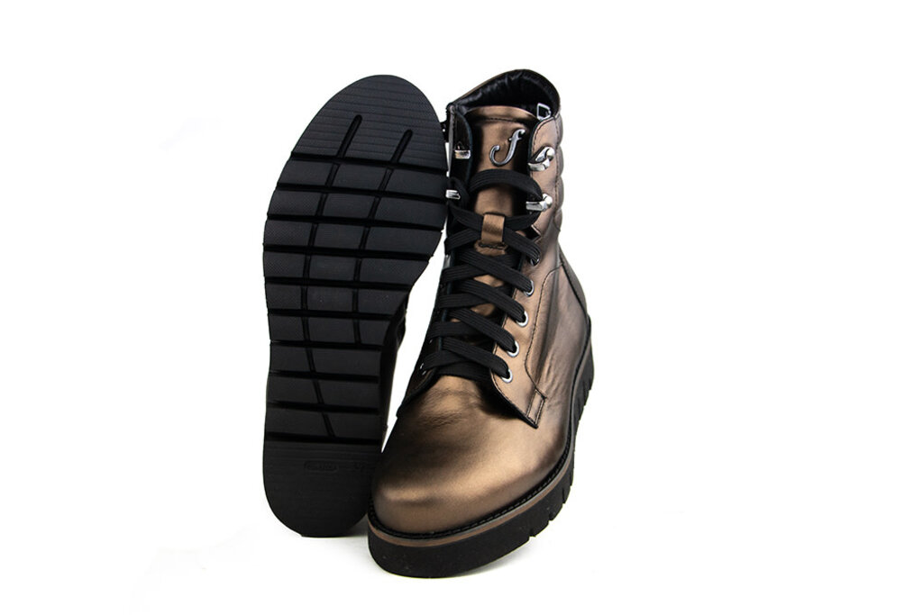 Footnotes Footnotes Veterboot Christa Bronze