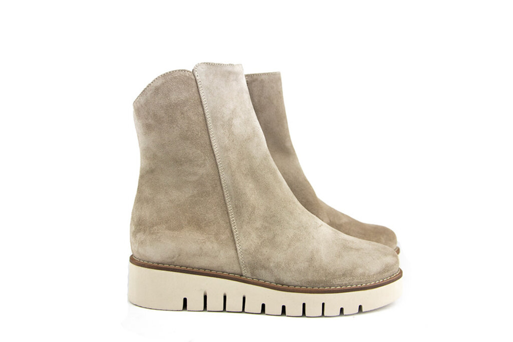 Footnotes Footnotes Enkellaars Julia Taupe