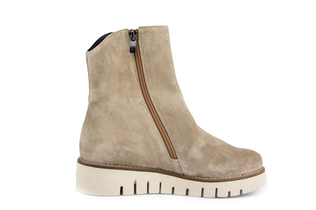 Footnotes Footnotes Enkellaars Julia Taupe