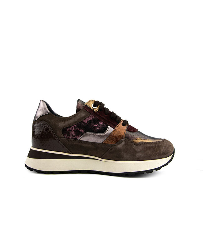 Footnotes Sneaker Elke Brown Metal Print