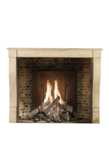 Maison Leon Van den Bogaert Feiner französischer Régence-Kamin aus hartem Kalkstein für moderne Einrichtungskonzepte