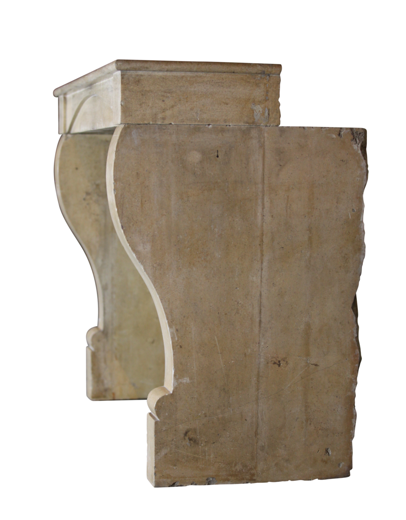 Maison Leon Van den Bogaert Kleine Kaminmaske aus Kalkstein für ein zeitlos modernes Interieurkonzept