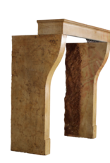 Maison Leon Van den Bogaert Kleine Kaminmaske aus Kalkstein für ein zeitlos modernes Interieurkonzept