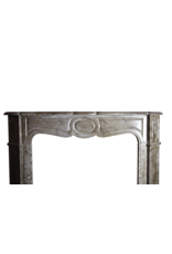 Maison Leon Van den Bogaert Kleine französische Vintage-Pompadour-Kaminverkleidung