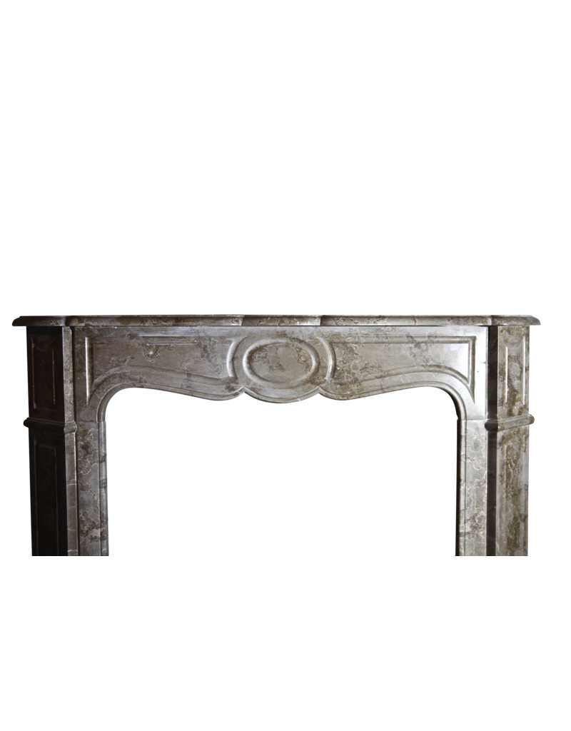 Maison Leon Van den Bogaert Kleine französische Vintage-Pompadour-Kaminverkleidung
