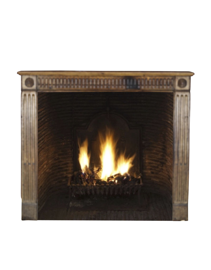 Maison Leon Van den Bogaert Kleine rustikale Kaminmaske aus Holz