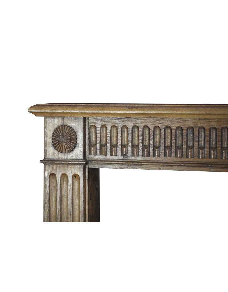 Maison Leon Van den Bogaert Kleine rustikale Kaminmaske aus Holz