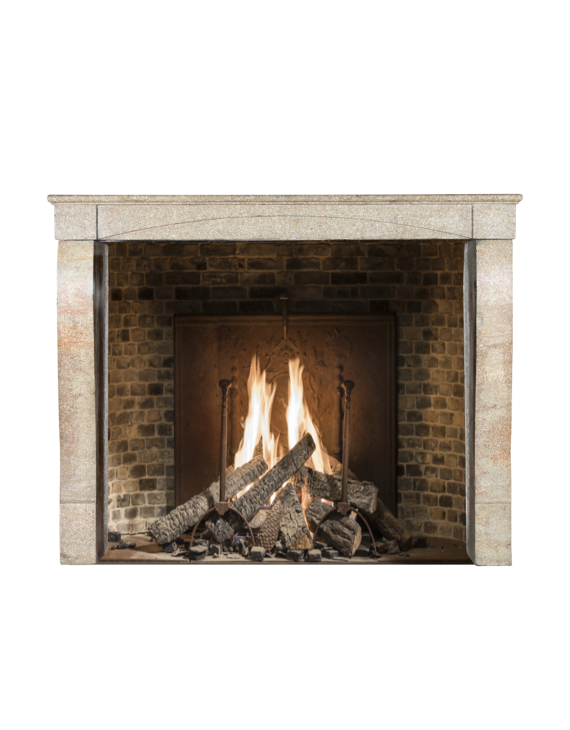 Maison Leon Van den Bogaert Kleiner antiker Kamin für ein eklektisches, zeitloses Interieur