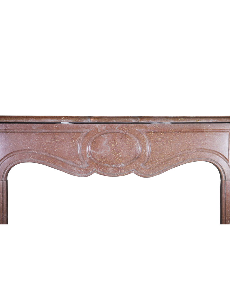 Maison Leon Van den Bogaert Kleine französische Kaminmaske aus rotem Buxy-Stein