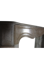 Maison Leon Van den Bogaert Kleine französische Kaminmaske aus braunem Buxy-Stein