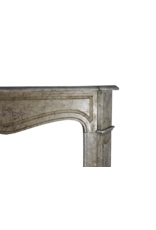 Maison Leon Van den Bogaert Cheminée Pompadour française en marbre beige pour une pièce de style français