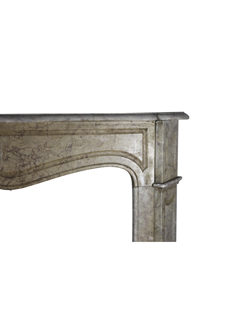 Maison Leon Van den Bogaert Cheminée Pompadour française en marbre beige pour une pièce de style français