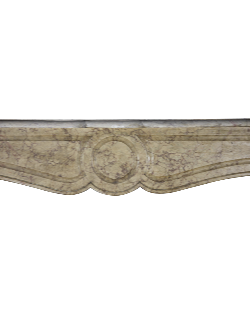 Maison Leon Van den Bogaert Cheminée Pompadour française en marbre beige pour une pièce de style français