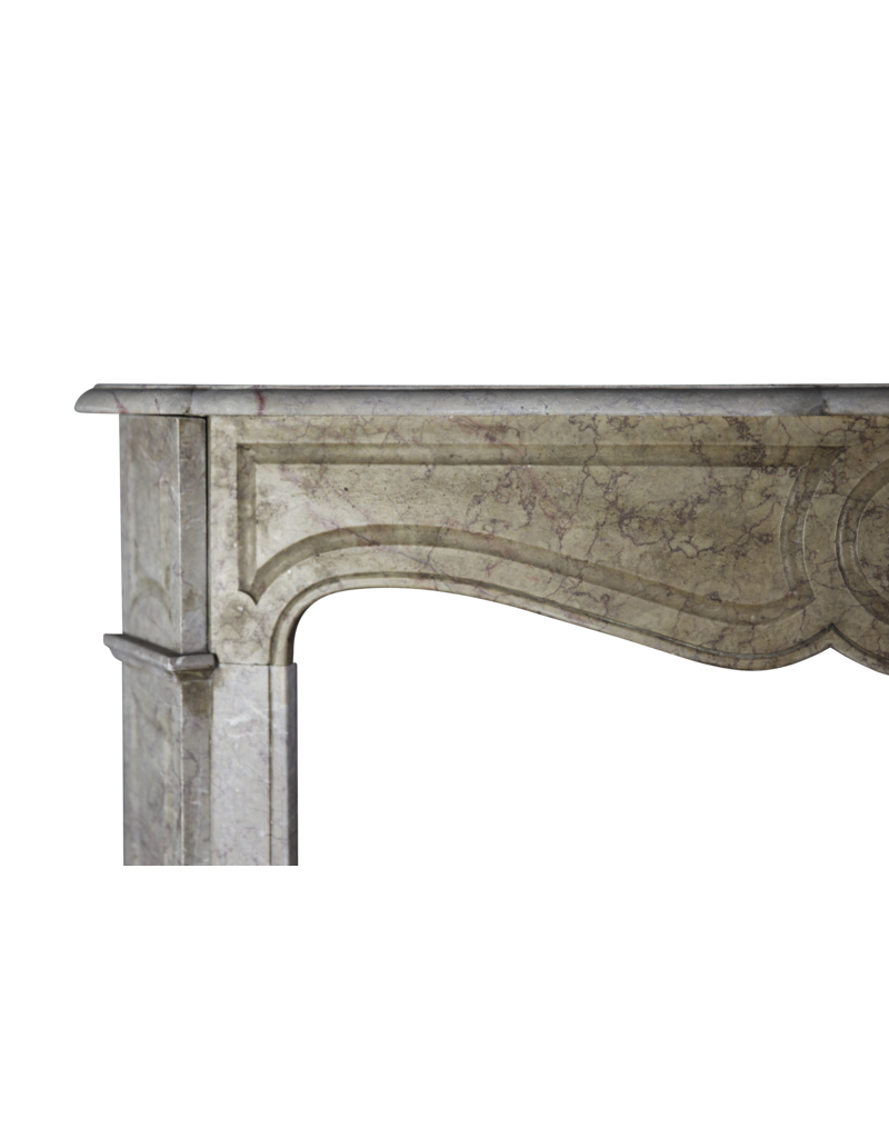 Maison Leon Van den Bogaert Cheminée Pompadour française en marbre beige pour une pièce de style français