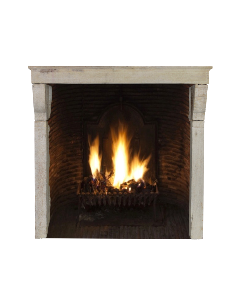 Maison Leon Van den Bogaert Hoher rustikaler französischer Kamin aus mehrfarbigem Kalkstein