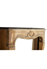 Maison Leon Van den Bogaert Kleine klassische Kaminmaske aus Eichenholz