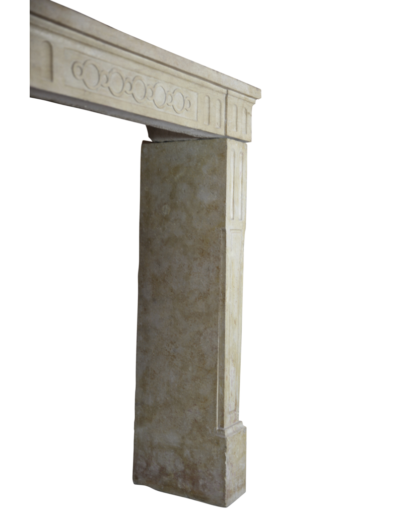 Maison Leon Van den Bogaert Elegante französische Kalkstein-Kaminmaske