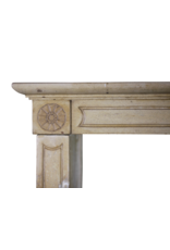 Maison Leon Van den Bogaert Französische Vintage-Kaminmaske aus honigfarbenem Kalkstein