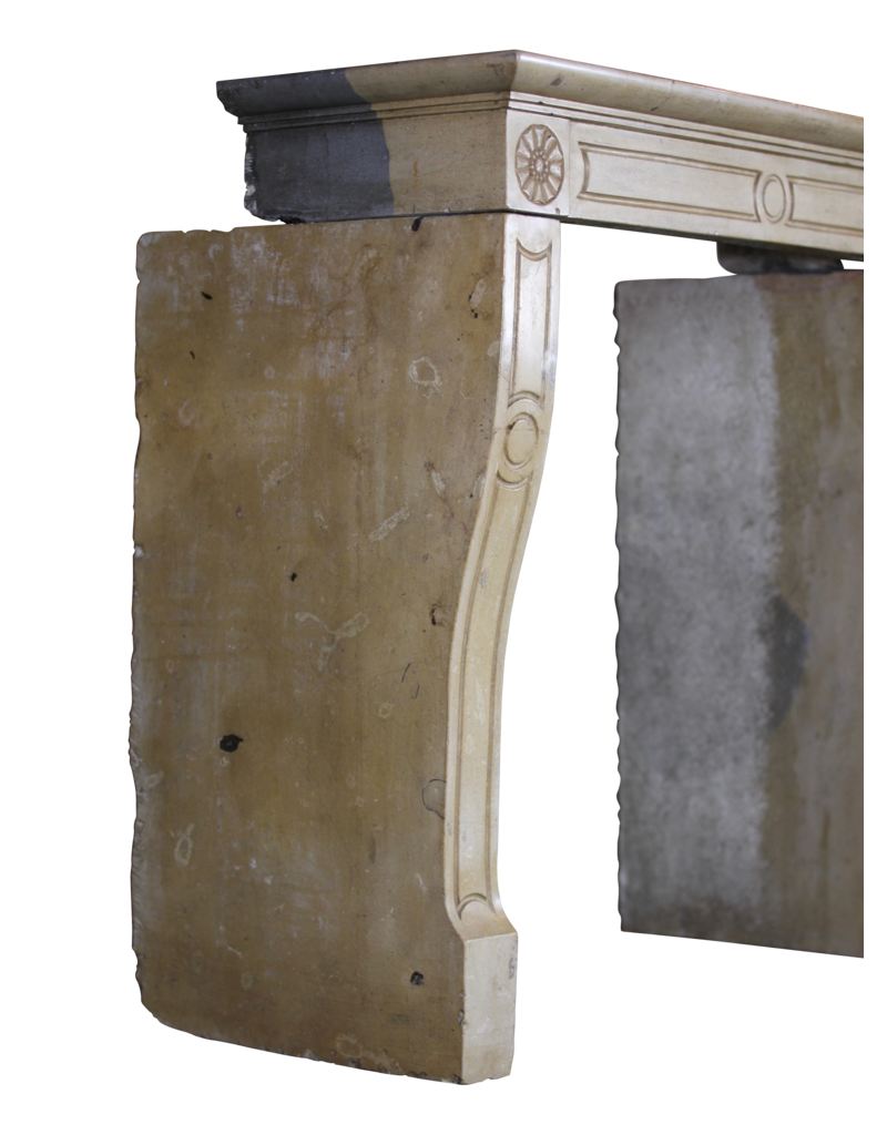 Maison Leon Van den Bogaert Französische Vintage-Kaminmaske aus honigfarbenem Kalkstein
