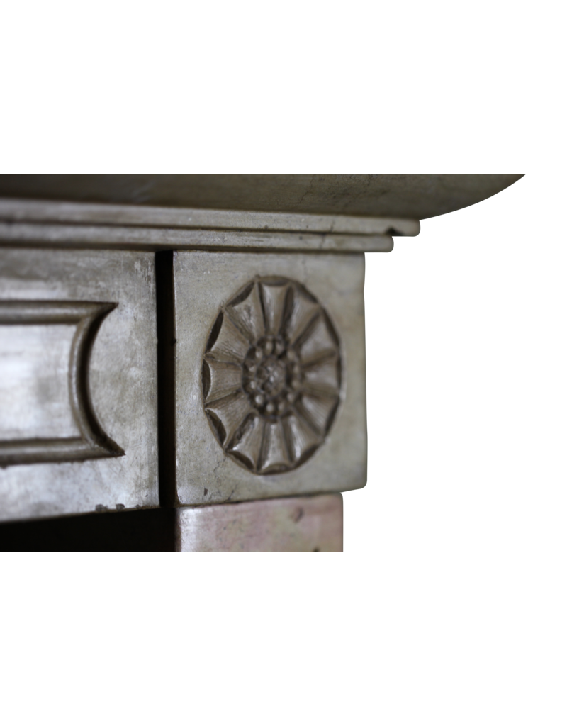 Maison Leon Van den Bogaert Französische Vintage-Kaminmaske aus honigfarbenem Kalkstein