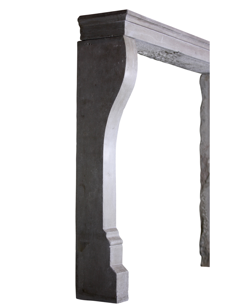 Maison Leon Van den Bogaert Kleine französische Kaminmaske aus Stein