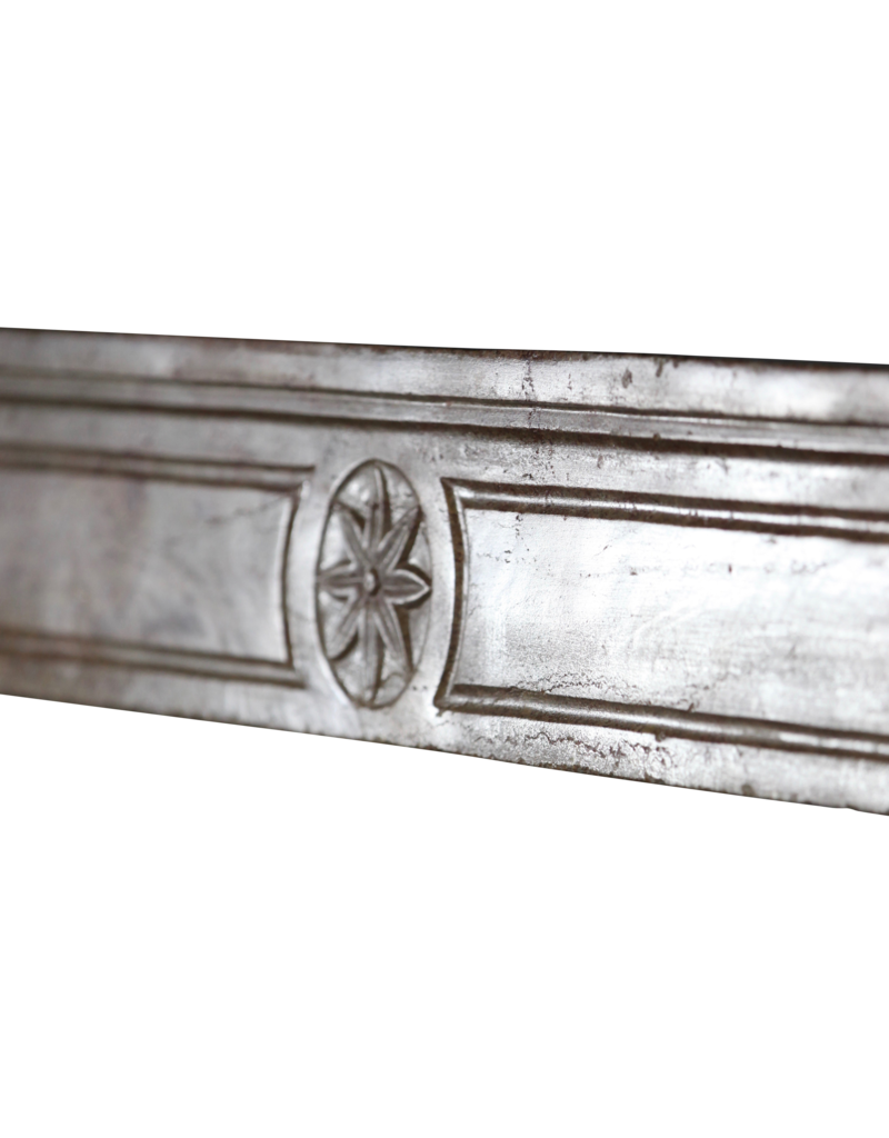 Maison Leon Van den Bogaert Feine antike Kaminmaske aus Stein mit tiefer, kräftiger Farbgebung