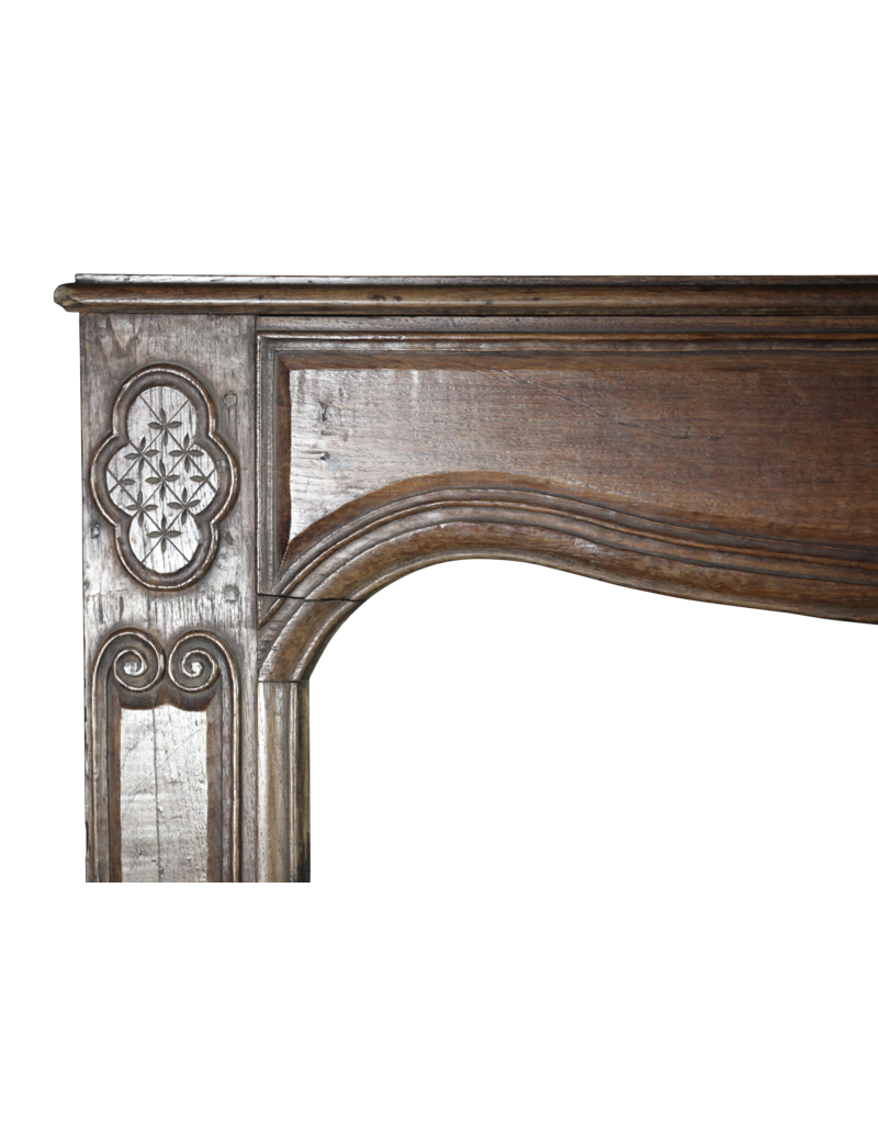 Maison Leon Van den Bogaert Rustikale französische Kaminverkleidung aus Eichenholz