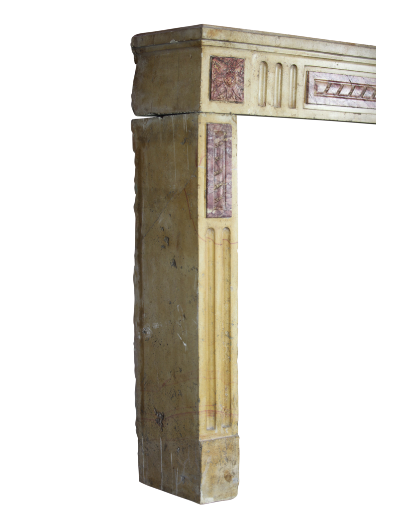 Maison Leon Van den Bogaert Klassische französische Kaminverkleidung aus zweifarbigem Kalkstein und Marmor