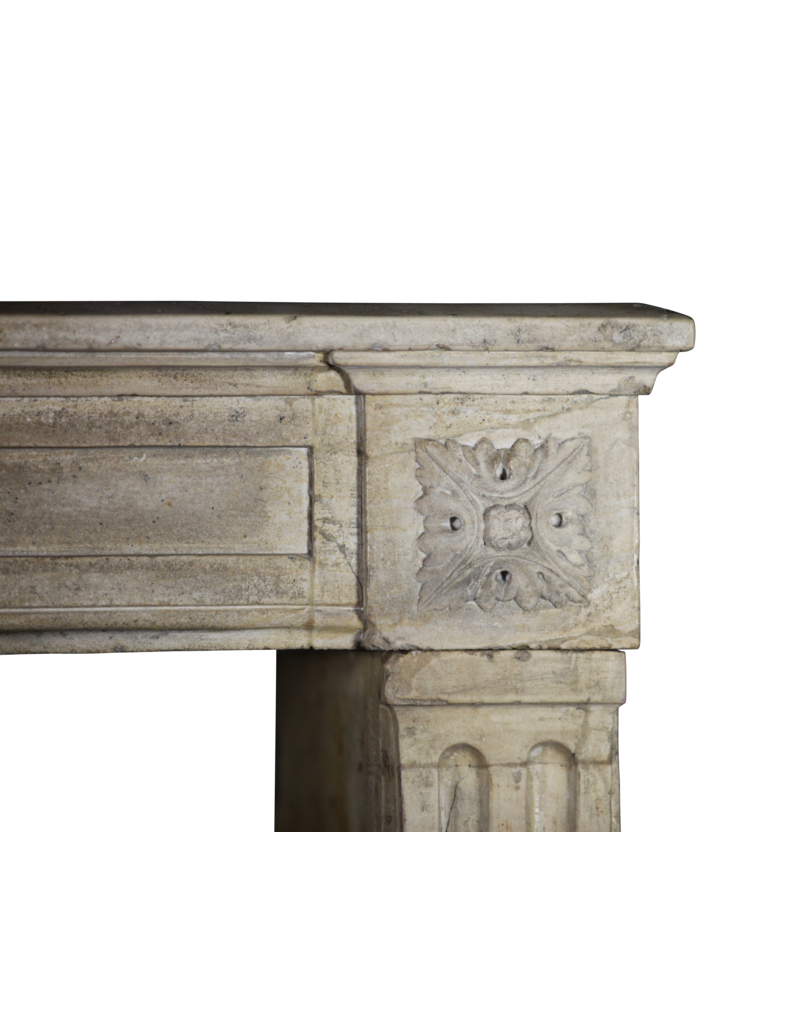 Maison Leon Van den Bogaert Kleiner antiker Kalksteinkamin im französischen Landhausstil