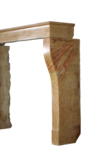 Maison Leon Van den Bogaert Antiker Kaminumrandiung aus zweifarbigem Kalkstein mit natürlicher Farbgebung