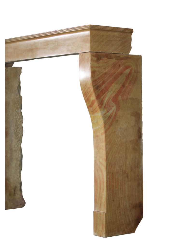 Maison Leon Van den Bogaert Antiker Kaminumrandiung aus zweifarbigem Kalkstein mit natürlicher Farbgebung