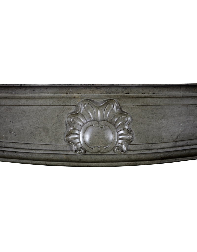 Maison Leon Van den Bogaert Klassische zweifarbige Kaminumrandung aus dem 18. Jahrhundert