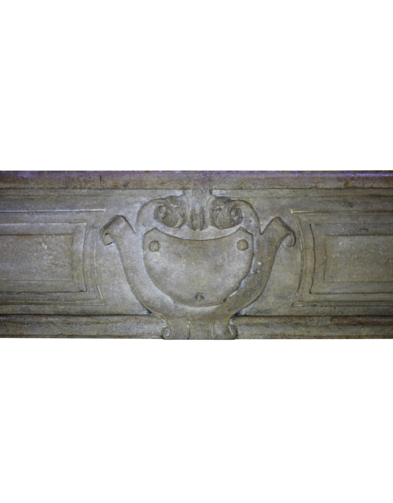 Maison Leon Van den Bogaert Kleine französische Kaminumrandung aus Kalkstein