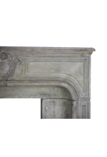 Maison Leon Van den Bogaert Kleine französische Kaminumrandung aus Kalkstein