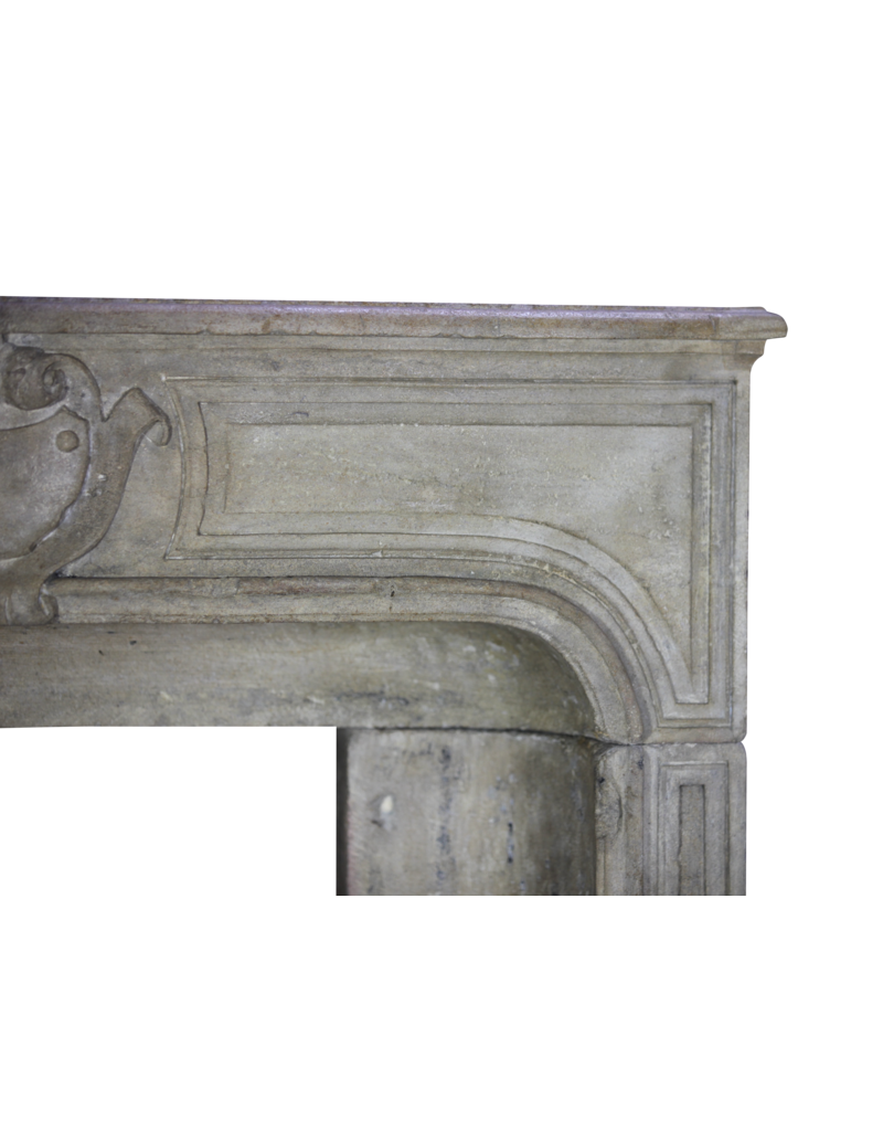 Maison Leon Van den Bogaert Kleine französische Kaminumrandung aus Kalkstein