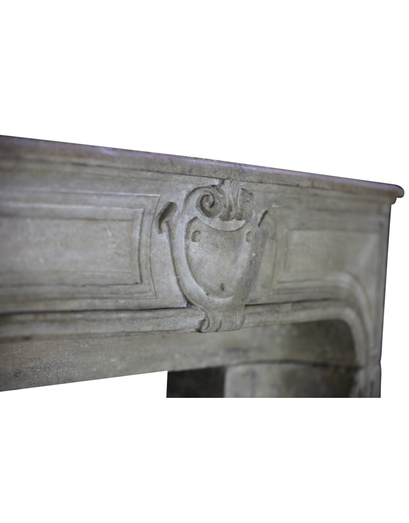 Maison Leon Van den Bogaert Kleine französische Kaminumrandung aus Kalkstein