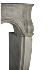 Maison Leon Van den Bogaert Französische Kalkstein-Kaminumrandung im klassischen Stil aus dem 18. Jahrhundert