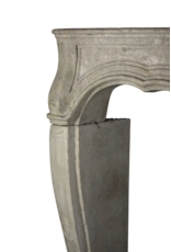 Maison Leon Van den Bogaert Französische Kalkstein-Kaminumrandung im klassischen Stil aus dem 18. Jahrhundert