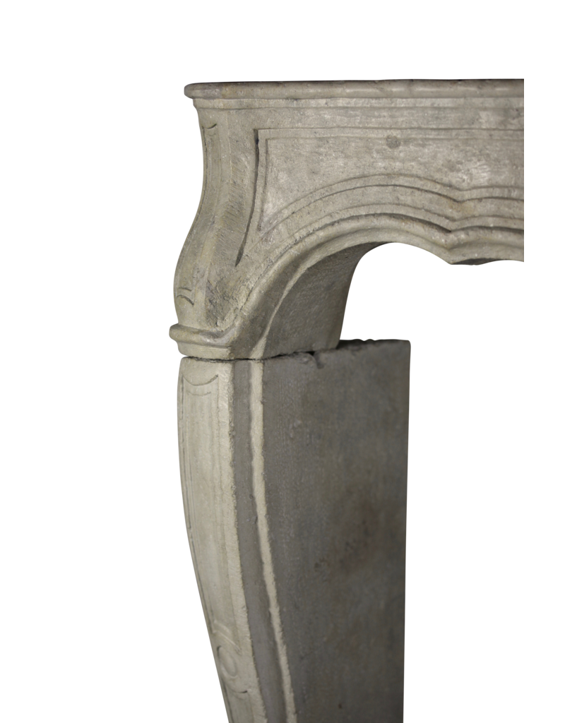 Chimenea clásica francesa de piedra caliza, siglo XVIII