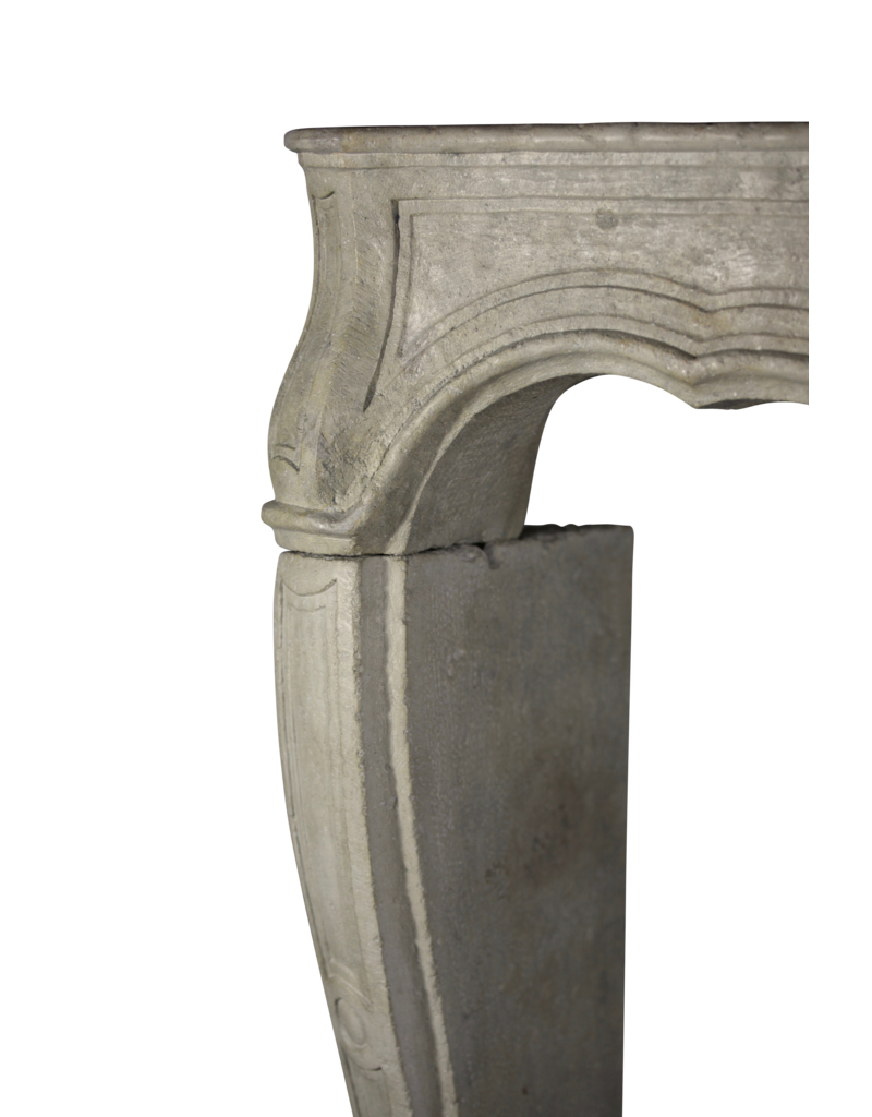 Maison Leon Van den Bogaert Französische Kalkstein-Kaminumrandung im klassischen Stil aus dem 18. Jahrhundert
