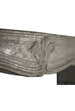 Maison Leon Van den Bogaert Französische Kalkstein-Kaminumrandung im klassischen Stil aus dem 18. Jahrhundert
