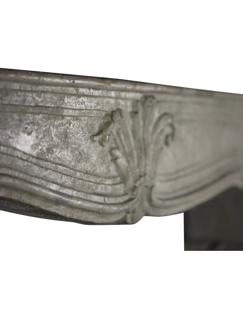 Maison Leon Van den Bogaert Französische Kalkstein-Kaminumrandung im klassischen Stil aus dem 18. Jahrhundert