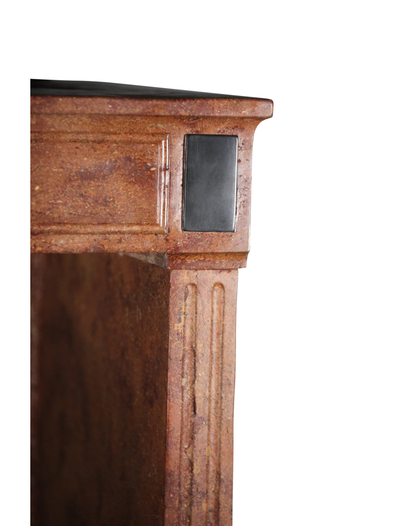 Maison Leon Van den Bogaert Elegante Kaminverkleidung aus Stein im Directoire-Stil