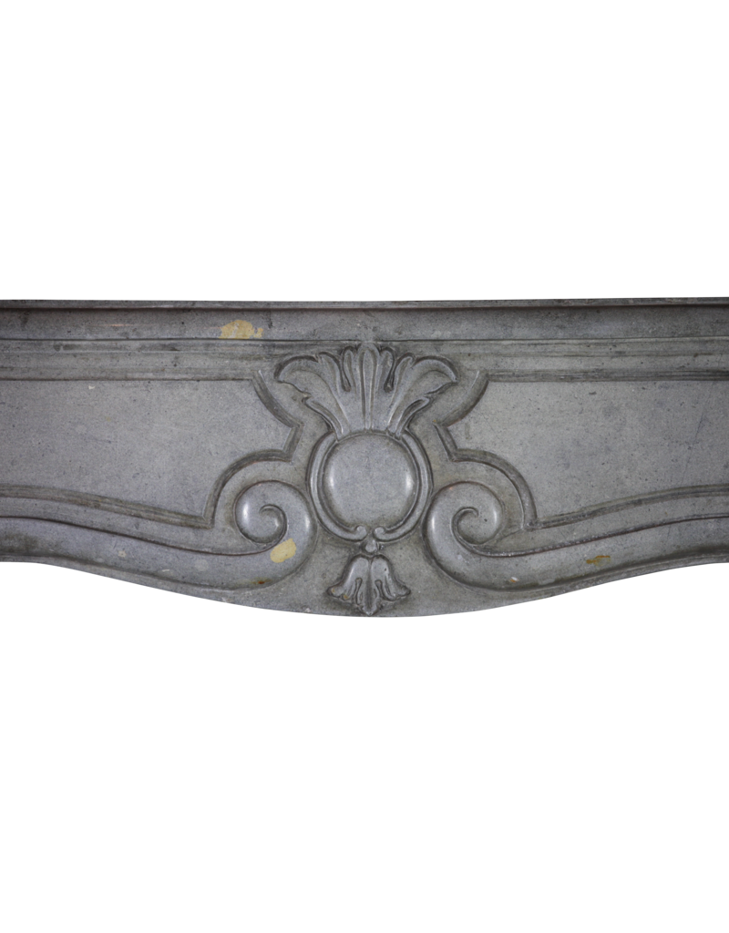 Maison Leon Van den Bogaert Französische Kaminumrandung aus zweifarbigem Hartstein