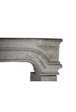 Maison Leon Van den Bogaert Breite klassische französische Kaminumrandung aus Kalkstein im Landhausstil