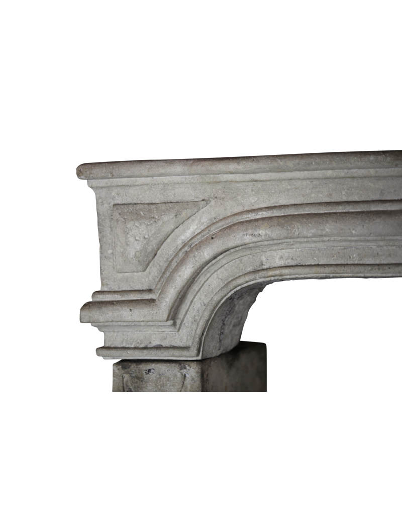 Maison Leon Van den Bogaert Breite klassische französische Kaminumrandung aus Kalkstein im Landhausstil