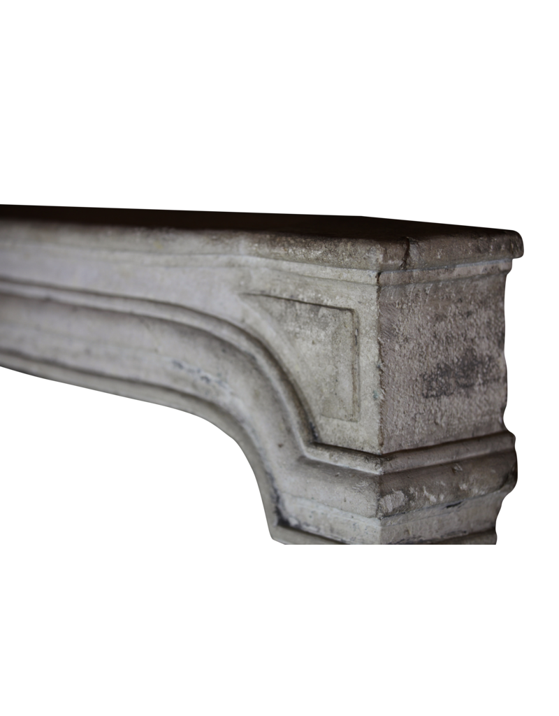 Maison Leon Van den Bogaert Breite klassische französische Kaminumrandung aus Kalkstein im Landhausstil